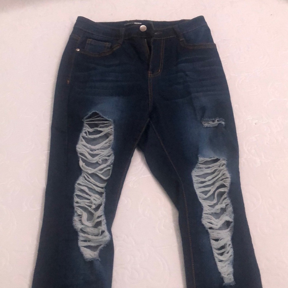 Fashion nova ripped jeans || size 3